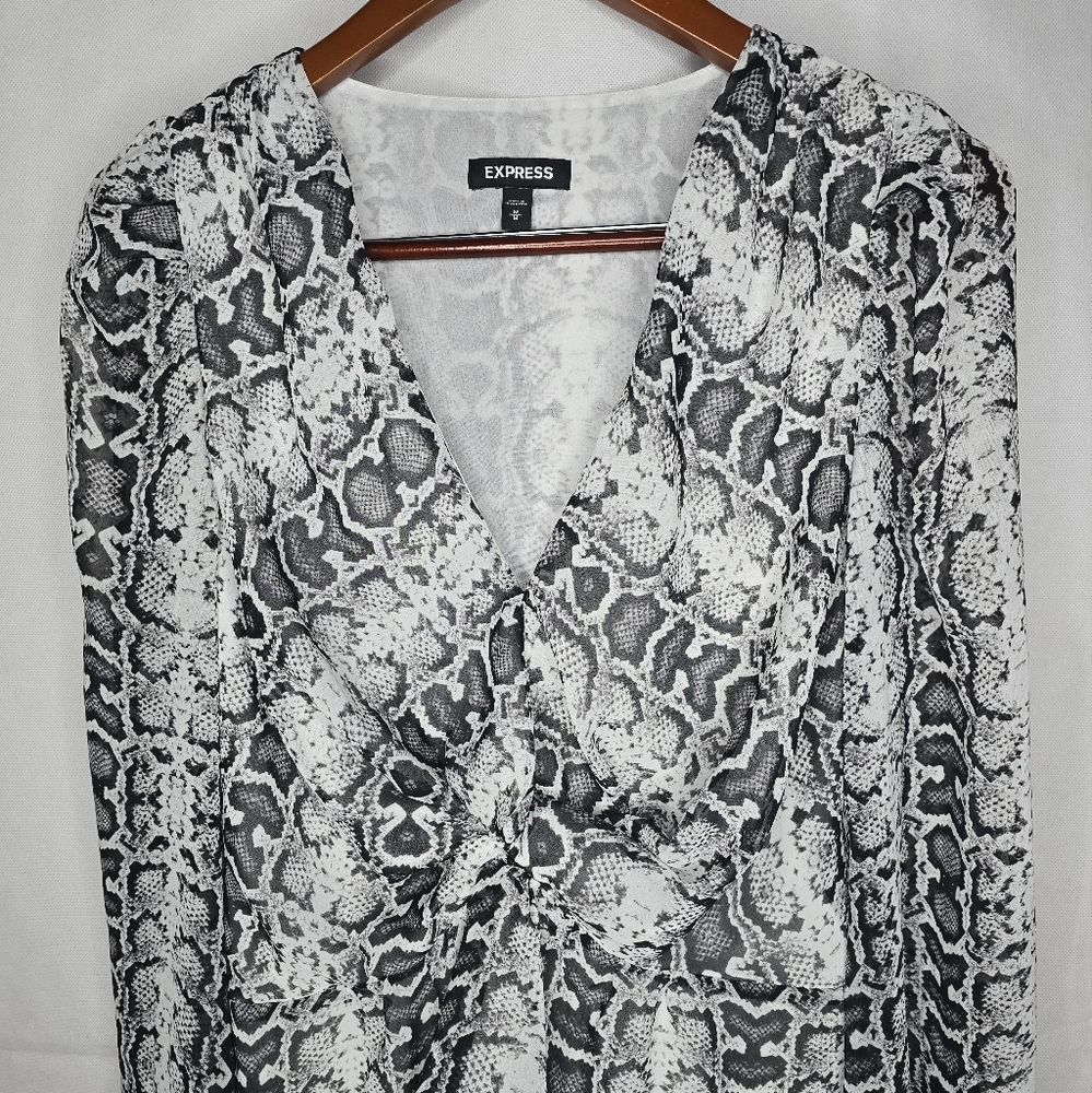 Express Blouse White Black Reptile Snakeskin Long Sleeve V-neck Peplum Hem M